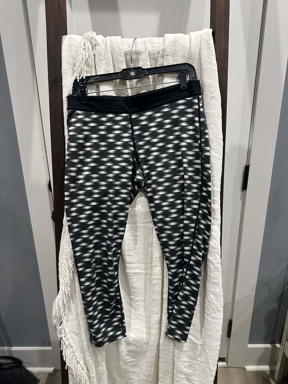 Nike Women's Capri Pants Dri Fit Running Black & White Athletic Fitted Size XS